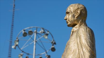 Vídeo: Derriban estatua de oro de Netanyahu en Tel Aviv