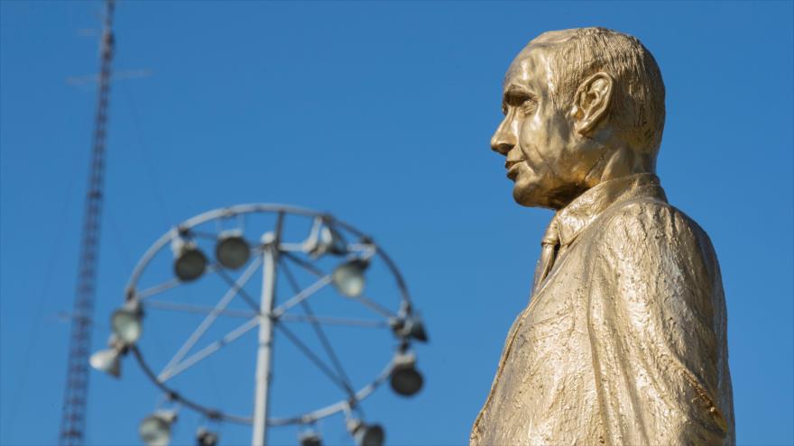 Vídeo: Derriban estatua de oro de Netanyahu en Tel Aviv