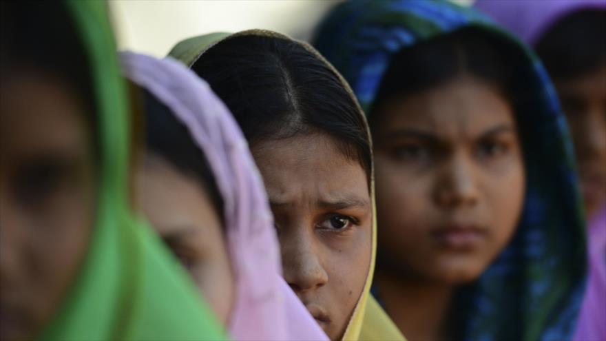 Los residentes de la aldea de Gozirbill de la minoría musulmana rohingya se encuentran en el campo de refugiados de Teknaf, sur del distrito de Cox’s Bazar (sureste de Bangladés), 24 de noviembre de 2016.