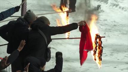 Hinchas de Dinamo de Kiev queman bandera turca ante Besiktas