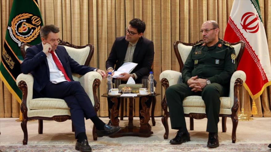 General de brigada Husein Dehqan (dcha.), ministro de Defensa de Irán, se rúne con el presidente del Comité Internacional de la Cruz Roja (CICR), Peter Maurer, en Teherán, capital iraní. 7 de diciembre de 2016