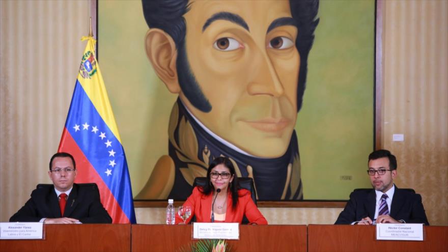 La canciller venezolana, Delcy Rodríguez, junto al coordinador nacional de Venezuela del Mercosur, Héctor Constant (drcha.), y el Viceministro para América Latina y el Caribe, Alexander Yánez (izqda.), en una conferencia de prensa en Caracas, capital venezolana, 7 de diciembre de 2016.