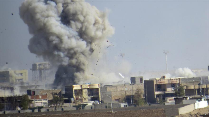 Una columna de humo producida tras un ataque aéreo de la llamada coalición anti-EIIL, liderada por EEUU, cerca de Ramaadi, en Irak.