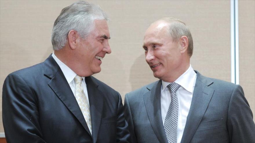 El presidente de la petrolera estadounidense Exxon Mobil, Rex Tillerson (izqda.), y el entonces primer ministro ruso, Vladimir Putin, 30 de agosto de 2011.