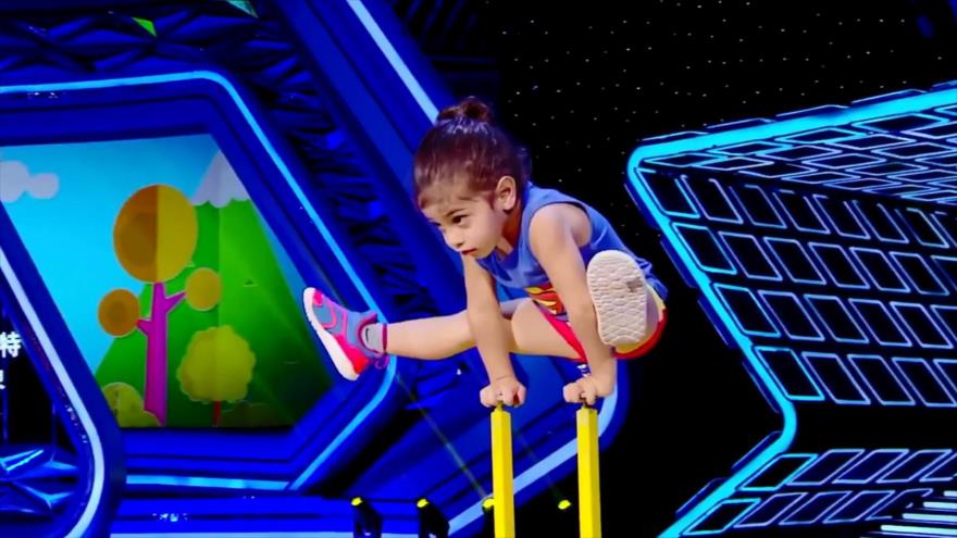 Talento de un niño iraní de tres años en acrobacias 