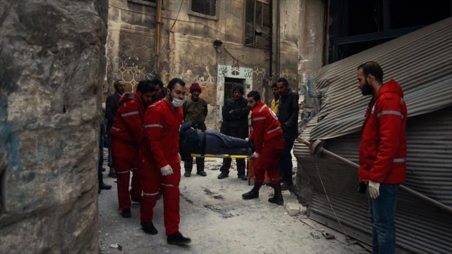 Las fuerzas de la Media Luna Siria (SARC) y el Comité Internacional de la Cruz Roja (CICR) están evacuando a un civil de la Ciudad Vieja de Alepo, 7 de diciembre de 2016.