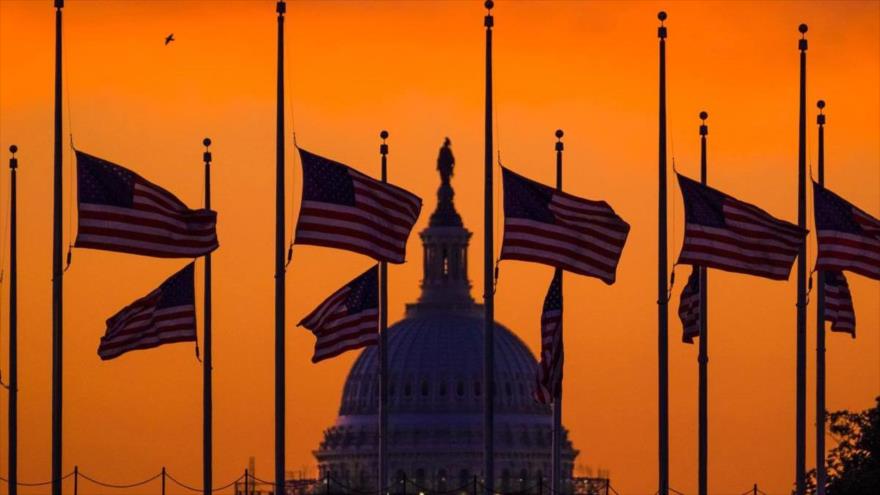 Banderas de EE.UU., izadas a media asta, ondean frente al Capitolio en Washington, la capital. 