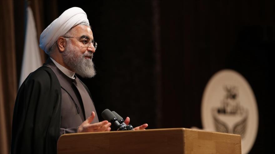 El presidente iraní, Hasan Rohani, ofrece un discurso en la Universidad de Teherán, 6 de diciembre de 2016.