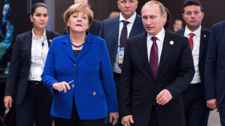 La canciller alemana, Angela Merkel, y el presidente ruso, Vladimir Putin, antes de reunirse con los líderes del Grupo de los 20 (G-20) en la ciudad turca de Antalya, noviembre de 2015.