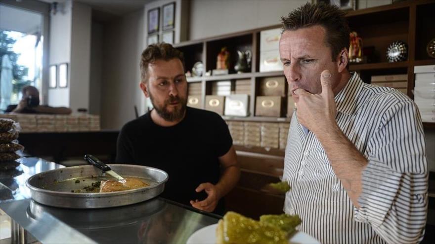 El presentador de programas de cocina italiano Marc Murphy prueba un baklava en Turquía.