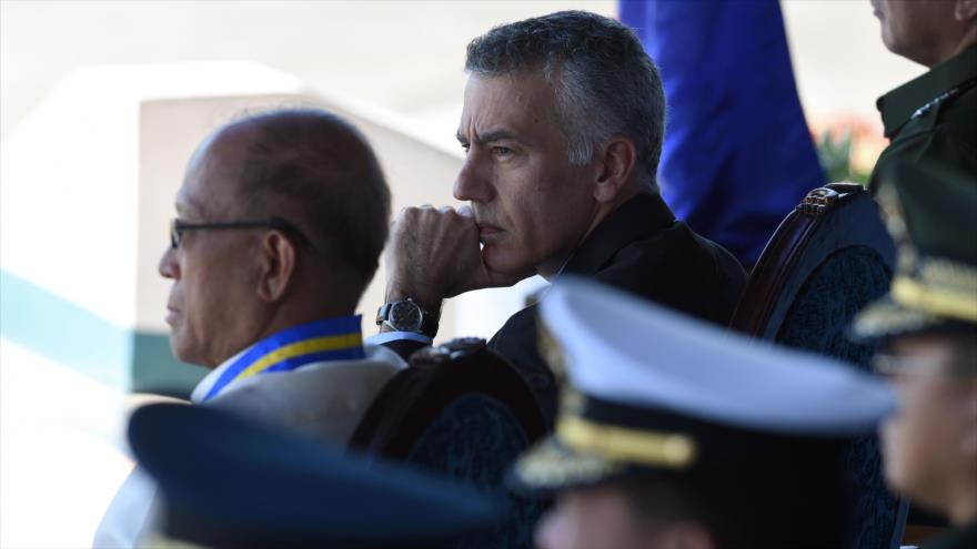 Delfin Lorenzana, ministro filipino de Defensa (izda.) y el embajador estadounidense en Filipinas, Philip Goldberg, durante la ceremonia de recepción de las copias de los documentos de la recién adquirida aeronave de carga C-130T en una base militar en Manila (capital filipina), 23 de octubre de 2016.