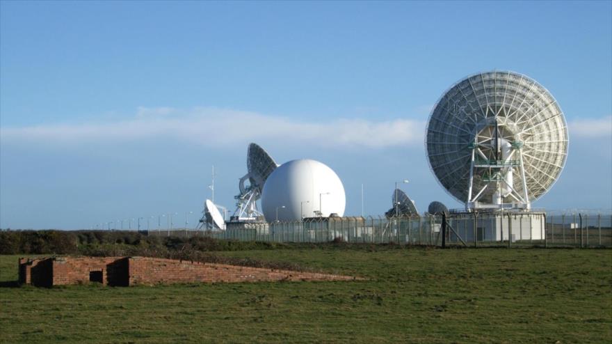 Antenas parabólicas en la estación de intercepción del GCHQ británico cerca de Bude, en Corualles, en el Reino Unido.