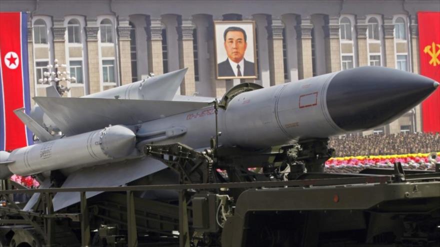 Demostración del arsenal del Ejército norcoreano durante un desfile militar en dicho país.
