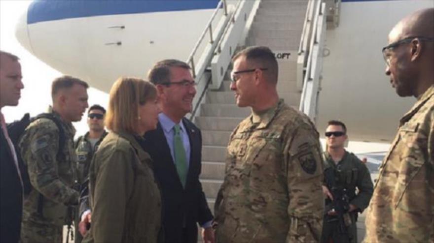 Ashton Carter (centro), secretario de Defensa de EE.UU., aterriza en la base de Bagram, la mayor instalación militar estadounidense en Afganistán. 9 de diciembre de 2016