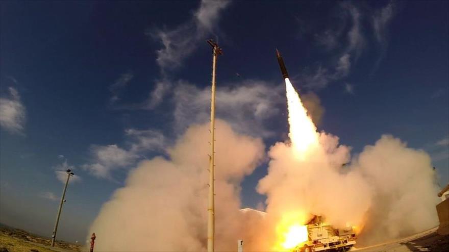 Lanzamiento de un misil por el sistema de defensa antiaérea israelí Flecha-3 en una maniobra militar, 10 de diciembre de 2015.