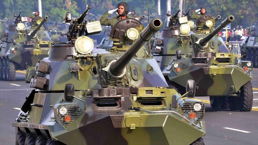 Tanques del Ejército de Cuba durante un desfile militar en La Habana, la capital.