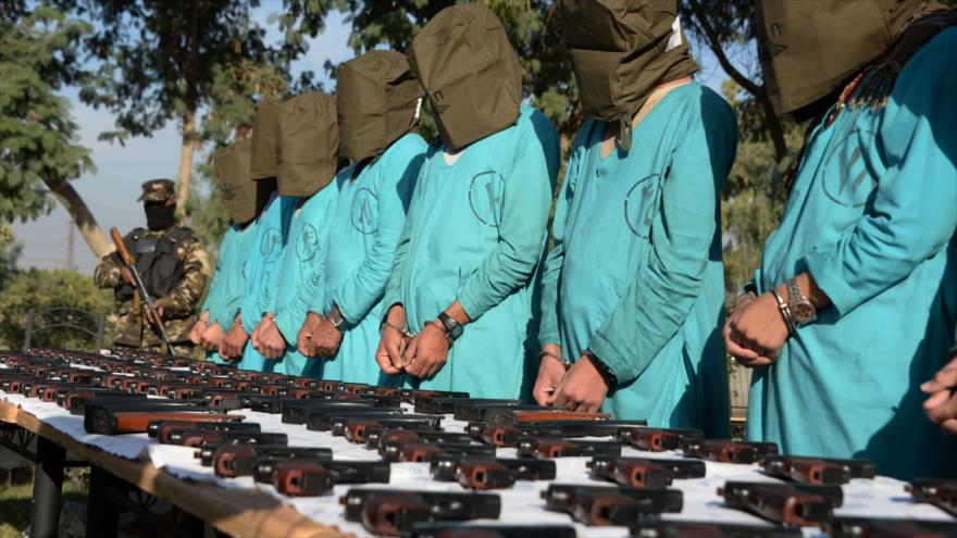 Presuntos miembros de Talibán y el grupo terrorista EIIL (Daesh, en árabe) se presentan ante los medios de comunicación durante una conferencia de prensa en la ciudad afgana de Jalalabad, en la provincia de Nangarhar (este), 6 de diciembre de 2016.