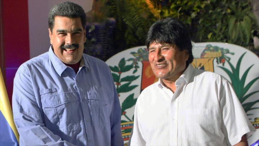 El presidente venezolano, Nicolás Maduro, recibe a su homólogo boliviano, Evo Morales, en Caracas (capital venezolana), 21 de mayo de 2016.