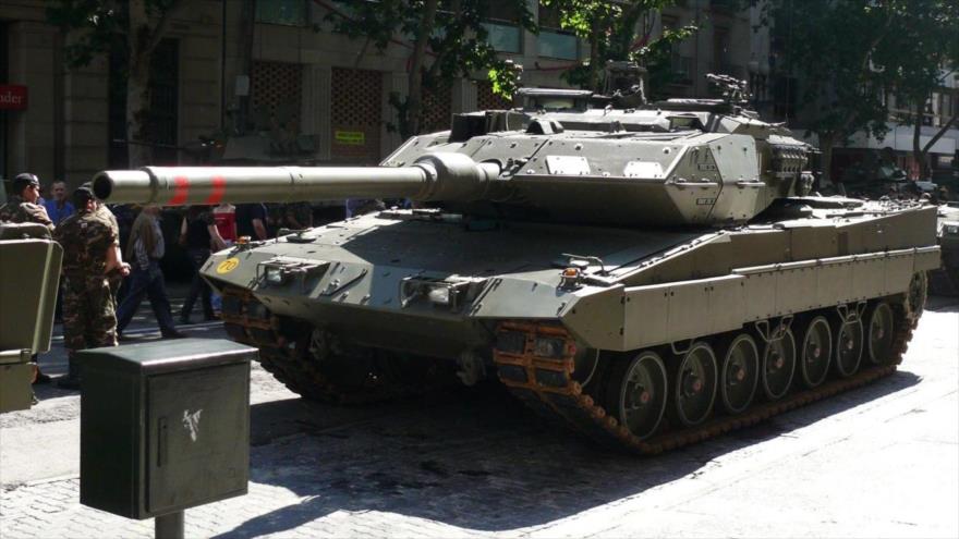 Leopardo 2E del Ejército de Tierra en el desfile del día de las Fuerzas Armadas de España de 2008 en Zaragoza.