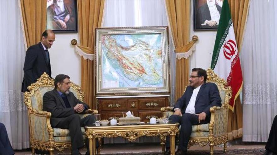 El secretario del Consejo Supremo de Seguridad Nacional de Irán, Ali Shamjani, (dcha.), y el secretario general del movimiento palestino de la Yihad Islámica, Ramadan Abdolá, en un encuentro en Teherán, capital de Irán, 10 de diciembre de 2016.