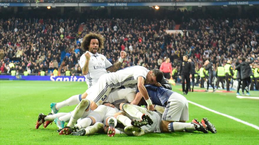 Los jugadores del Real Madrid festejan su victoria ante el Deportivo de La Coruña, en la 15ª jornada de la liga española, 10 de diciembre de 2016.