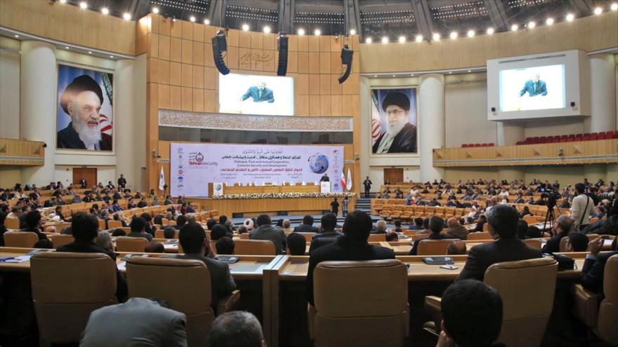 La conferencia internacional sobre el orden de seguridad regional en Asia Occidental se celebra en Teherán, 11 de diciembre de 2016.