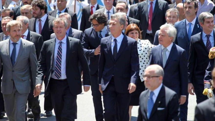 El presidente de Argentina, Mauricio Macri (centro), se reúne con los gobernadores de las provincias, 12 de diciembre de 2015.