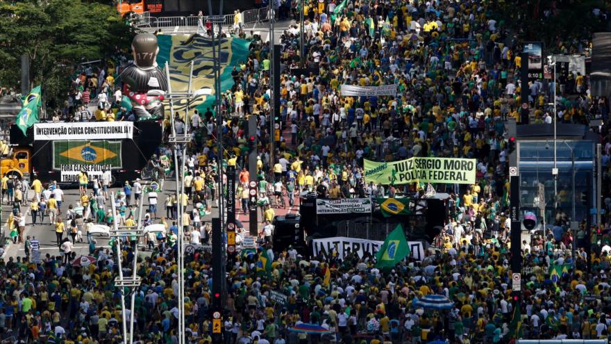 Masiva protesta en Sao Paulo (sureste de Brasil) contra la corrupción política y en apoyo a la investigación Lava Jato sobre el escándalo de Petrobras, 4 de diciembre de 2016.