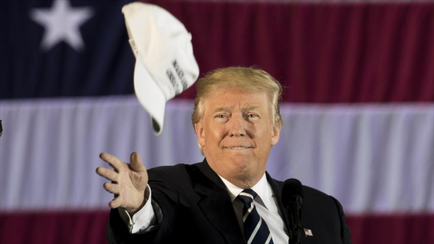 El presidente electo de EE.UU., Donald Trump, arroja un sombrero con el lema de su campaña a la multitud mientras habla en el Dow Chemical Hangar, en Baton Rouge, Louisiana, 9 de diciembre de 2016.