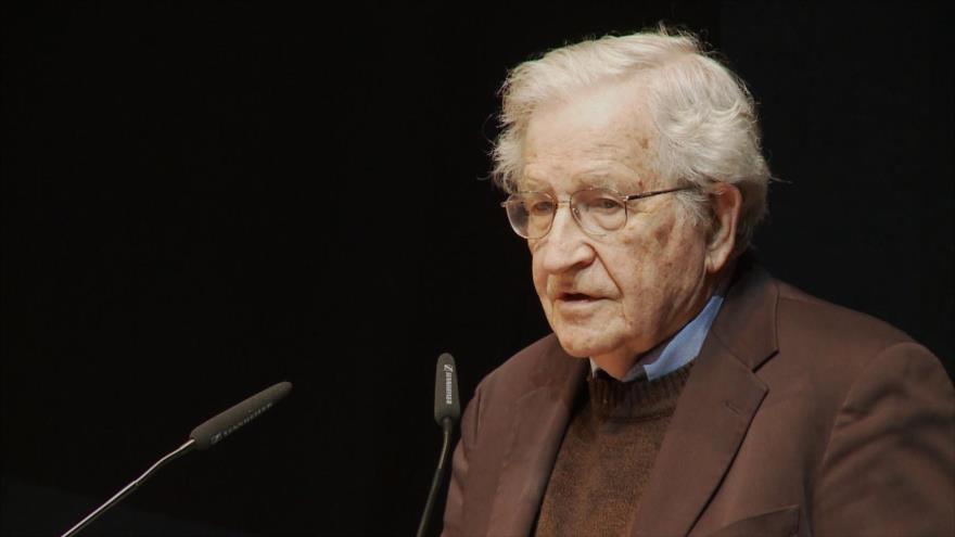 El célebre politólogo Noam Chomsky da una conferencia.