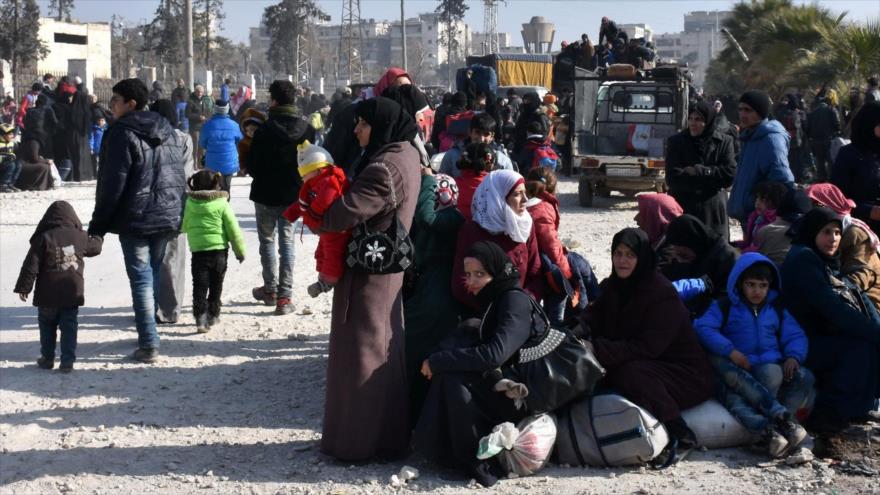 Civiles sirios esperan en un puesto de control en el este de Alepo, noroeste de Siria, para abandonar la ciudad, 10 de diciembre de 2016.