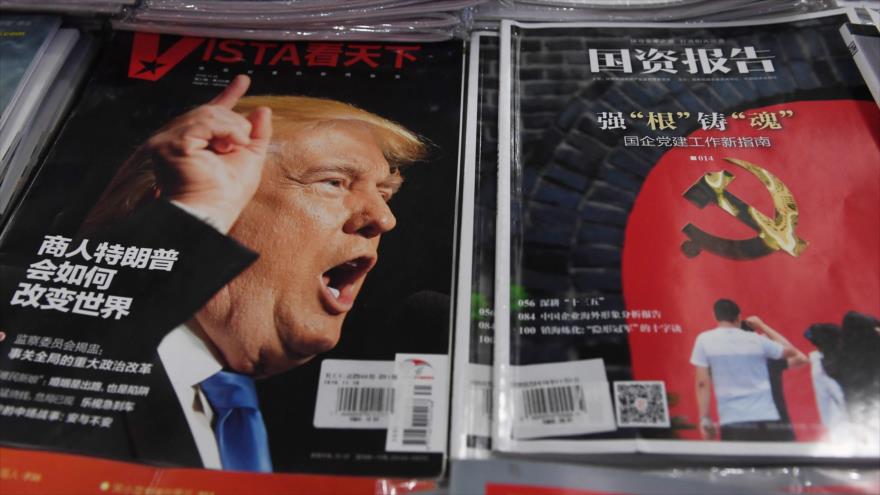 La imagen del presidente electo de EE.UU. figura en la portada de medios chinos en Pekín, tras sus polémicas declaraciones sobre la política de Una sola China, 12 de diciembre de 2016.