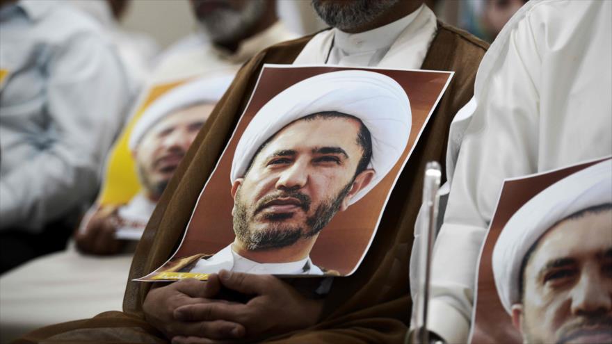Un hombre bareiní sostiene un cartel con el retrato del sheij Ali Salman durante una protesta contra su detención en el pueblo de Zinj en las afueras de Manama, 29 de mayo de 2016.