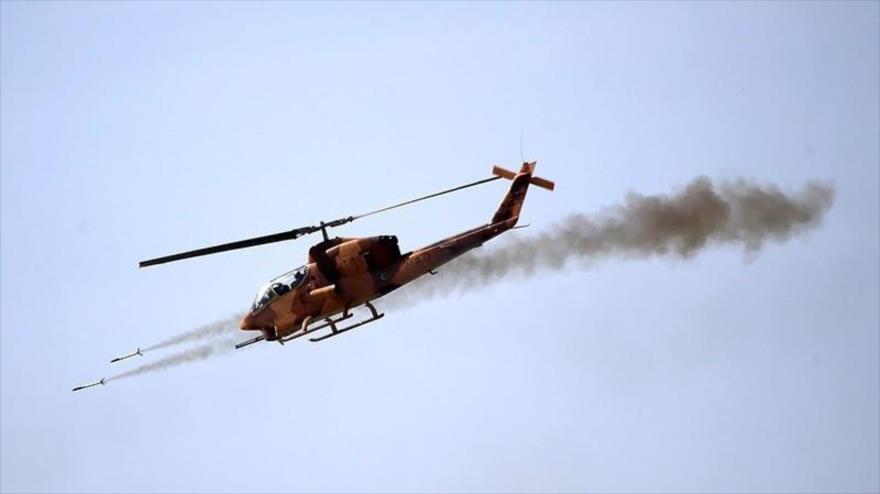Un helicóptero militar de la Fuerza Terrestre del Ejército iraní dispara misiles contra los objetivos simulados en la gran maniobra ‘Mohamad Rasul Alá (P), 12 de diciembre de 2016.