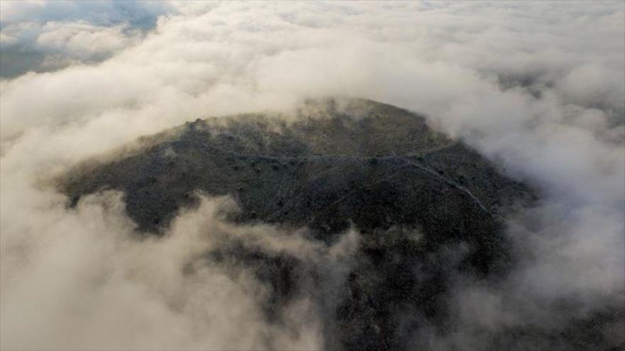 La colina Strongilovoúni, donde se encuentra la antigua ciudad griega de Vlochós.
