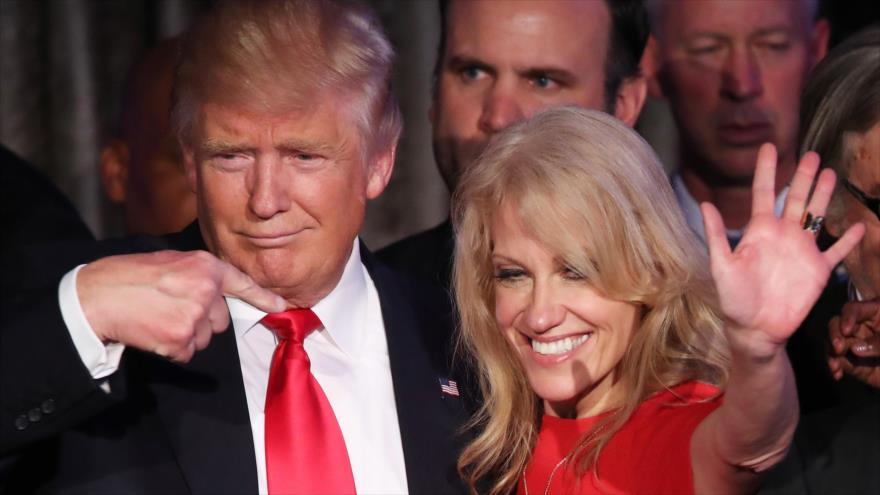 El presidente electo de EE.UU., Donald Trump (izda.), junto a su directora de campaña, Kellyanne Conway, celebra su victoria en las presidenciales estadounidenses en Nueva York, 9 de noviembre de 2016.
