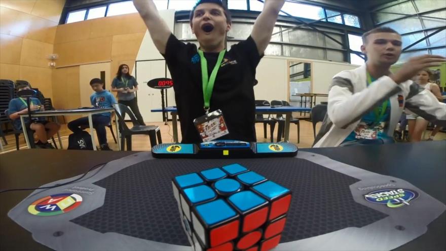 Vídeo: Australiano bate récord de cubo de Rubik: ¡4,73 segundos!
