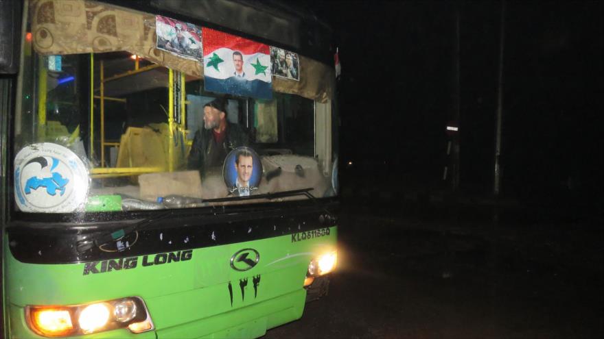Autobús utilizado para evacuar a civiles que salen de las áreas controladas por los rebeldes en el este de Alepo, 13 de diciembre de 2016.
