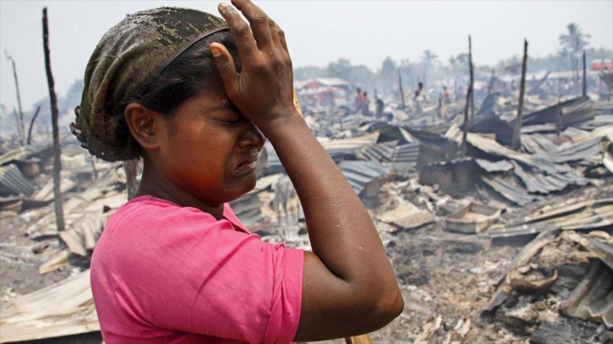 Una mujer rohingya llora por el incendio que quemó su vivienda, situada en un campo cerca de Sittwe, capital del estado de Rajine, Mayanmar, 3 de mayo de 2016.