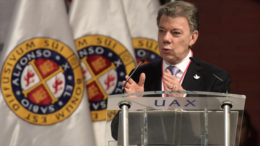 El presidente de Colombia, juan Manuel Santos, presenta su discurso tras recibir el diploma del doctorado Honoris Causa de la Universidad Alfonso X El Sabio, cerca de Madrid, capital española, 13 de diciembre de 2016.