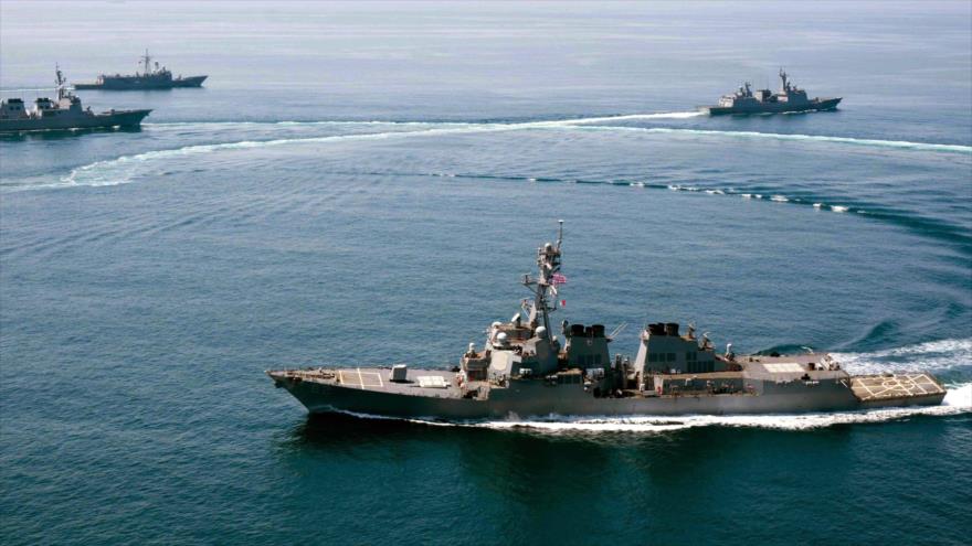 Buques de guerra estadounidenses navegando por el mar de China Meridional.