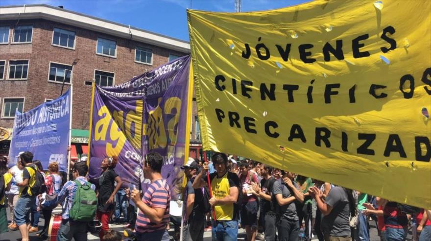 Argentinos se manifiestan contra recortes en ciencia