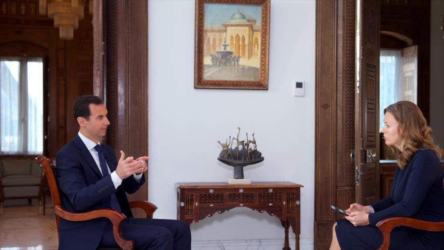 El presidente de Siria, Bashar al-Asad (izda.) concede una entrevista a la cadena rusa RT, Damasco,14 de diciembre de 2016.