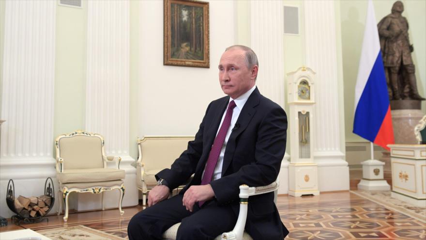 El presidente ruso, Vladimir Putin, durante una entrevista con los medios japoneses en el Kremlin, 7 de diciembre de 2016.