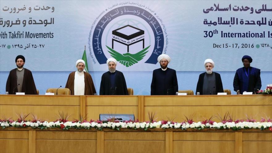 El presidente persa, Hasan Rohani (3º de izqda.), participa en el acto inaugural de la 30ª Conferencia Internacional de la Unidad Islámica en Teherán, capital iraní, 15 de diciembre de 2016.