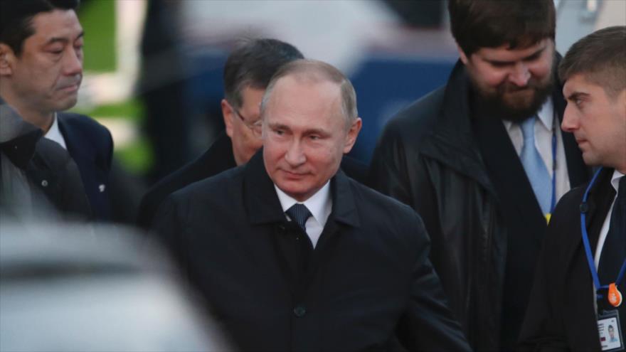 El presidente ruso, Vladimir Putin (C), a su llegada al aeropuerto de Yamaguchi Ube, oeste de Japón, 15 de diciembre de 2016.