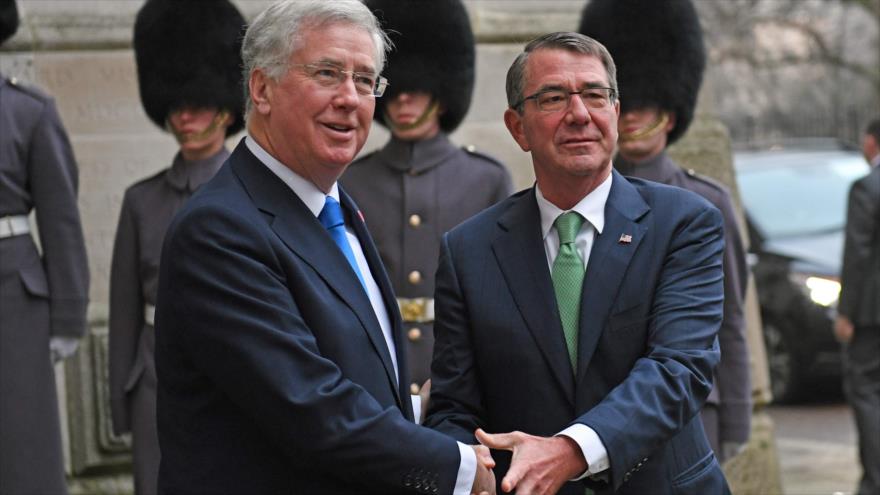 El ministro de Defensa del Reino Unido, Michael Fallon (izqda.), saluda a su par estadounidense, Ashton Carter, antes de una reunión con los países miembros de la coalición anti-EIIL en Londres, 15 de diciembre de 2016.