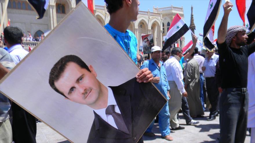 Civiles sirios organizan una marcha en apoyo al presidente sirio, Bashar al-Asad, en Damasco, capital siria.