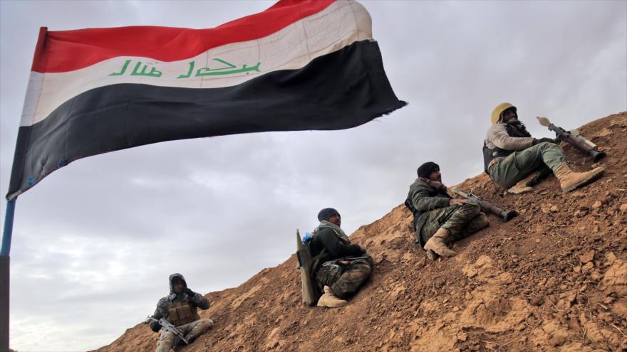 Fuerzas populares iraquíes, conocidas como Al-Hashad Al-Shabi, avanzan hacia la aldea Shwah, situada al sur de la localidad de Tal Afar, al oeste de Mosul, 15 de diciembre de 2016.