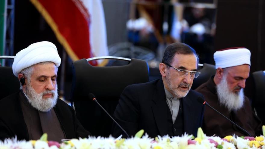 El asesor para Asuntos Internacionales del Líder de la Revolución Islámica de Irán, Ali Akbar Velayati (C.), ofrece discurso la X reunión del Consejo Supremo de la Asamblea Mundial del Despertar Islámico en Teherán, capital persa, 15 de diciembre de 2016.